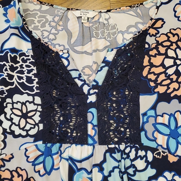 Womens Crown & Ivy navy floral top size M - Picture 2 of 6